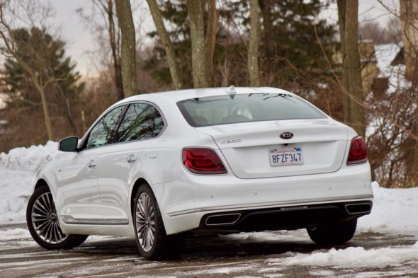 Exterior shot of the Kia K900